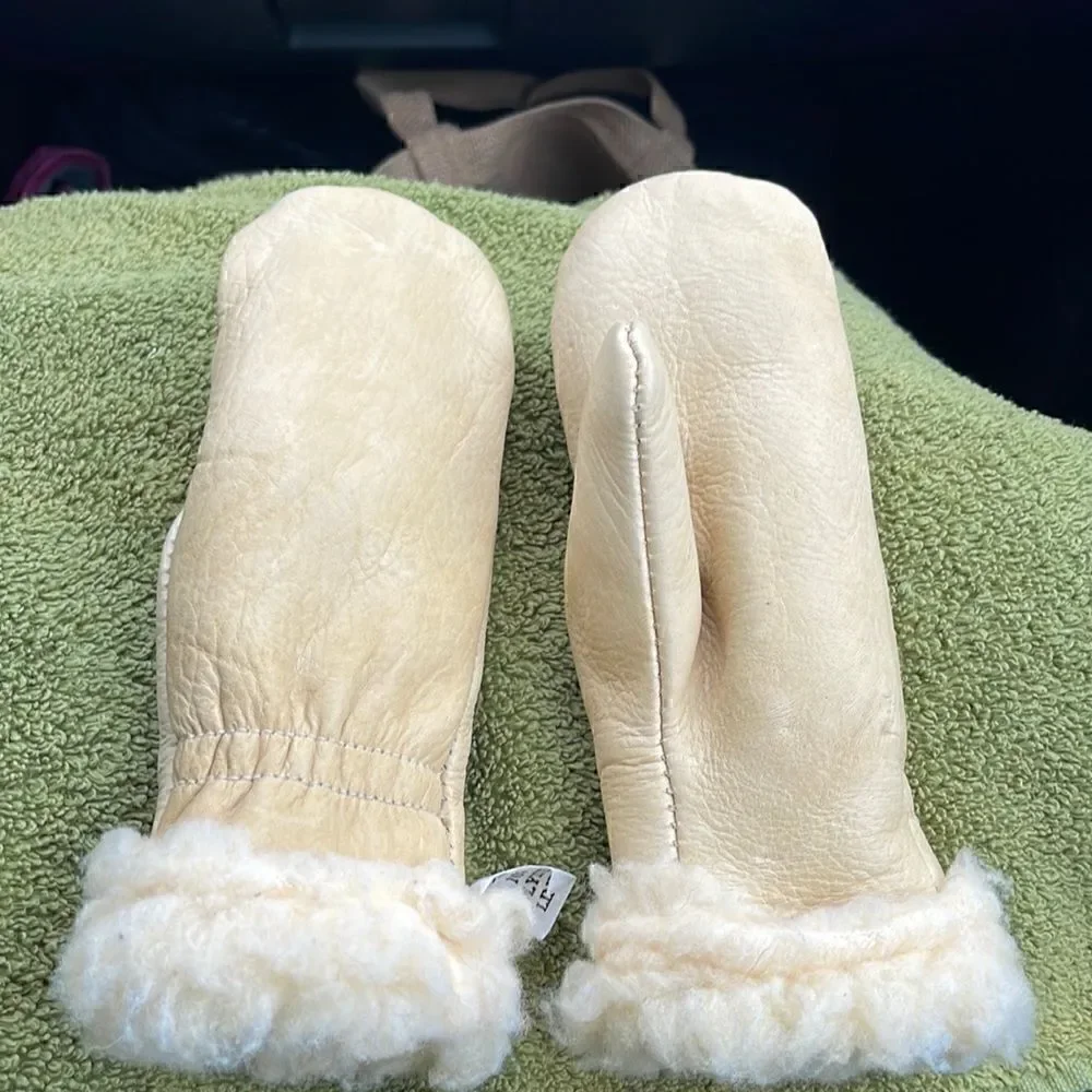 Deerskin kids mittens. New super nice and warm.